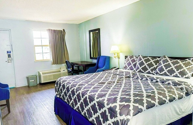 Cozy Room with King Bed and Microwave and Fridge for a Comfortable Stay