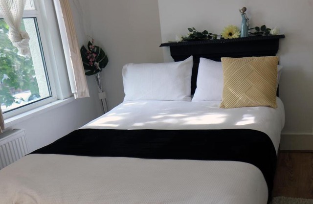 cozy rooms or Apartment in London Townhouse fast links to Central