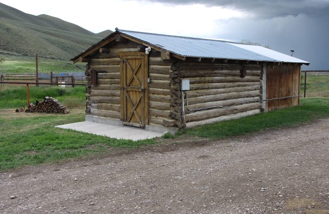 Cozy rustic cabin on Little Sheep Creek at foot of Lima Peaks