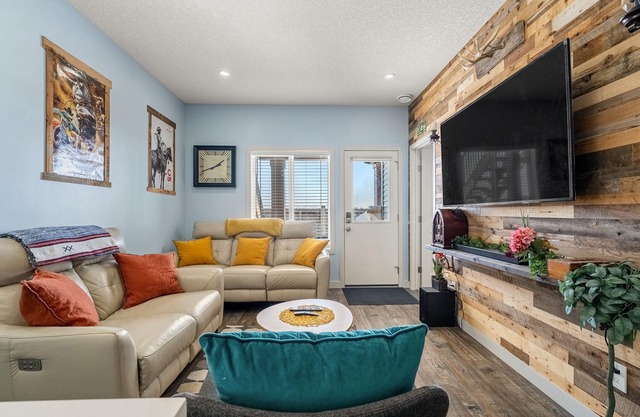 Cozy rustic retreat - 15 min to YYC Airport and Downtown and near Banff