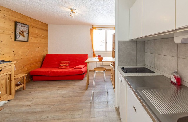 Cozy Studio for 2 Near Slopes and Shops, Mountain Views, Elevator Access