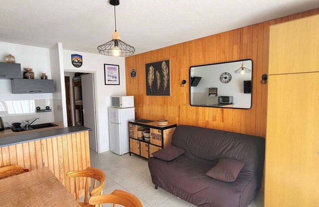 Cozy Studio for 4 - Central Location, Ski & Hikes Nearby, Balcony, Parking