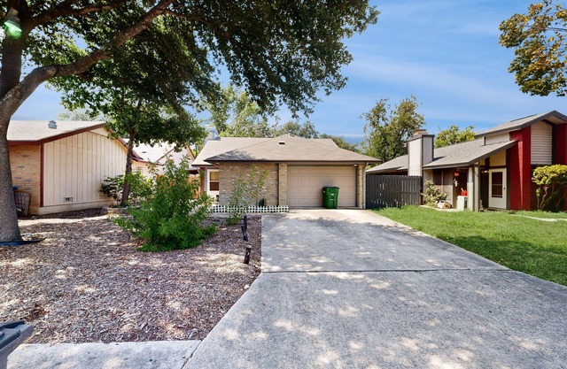 Cozy San Antonio home with washer/dryer and enclosed backyard