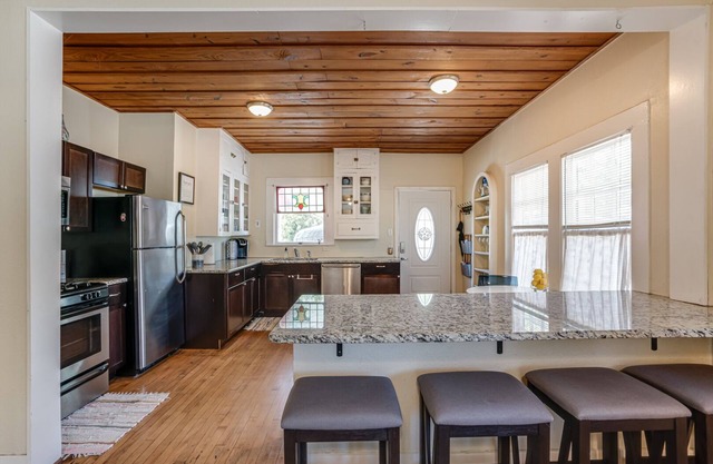 Cozy San Antonio Retreat close to Riverwalk, Parks, The Pearl, Museums, Zoo.