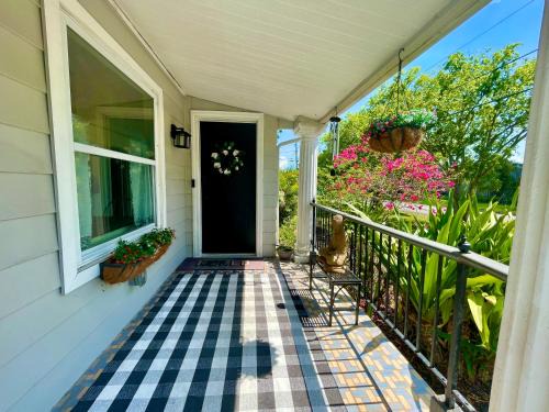 Cozy sanctuary minutes from the bay and beaches