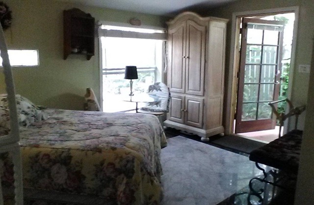 Cozy secluded cottage in center of town