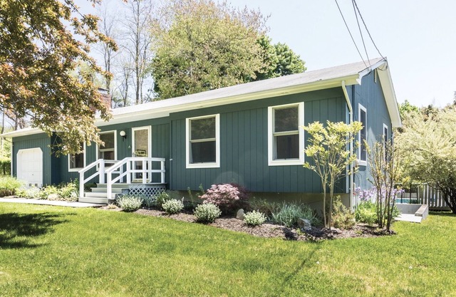 Cozy Shelter Island Cottage, walk to beaches and Mashomack Preserve