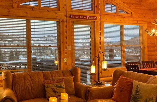 Cozy Ski Chalet, Mountain Views and short walk to base of Deer Valley!
