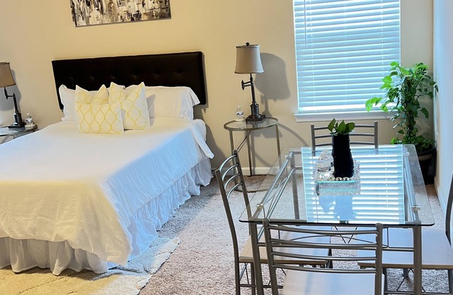 Cozy space with Self check-in and free Parking 🏡
