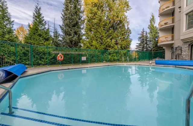 Cozy & Spacious 1BR:Sleeps 4,Pool, Hottub, Sauna, Walk to Shops, Restaurants & Trails!