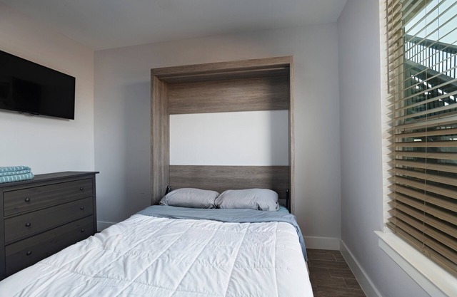 Cozy & spacious 4-bedroom house in Del Valle. Minutes to COTA, Tesla, & I45