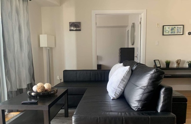 Cozy & Spacious Comfortable Loft Suite + Free Parking