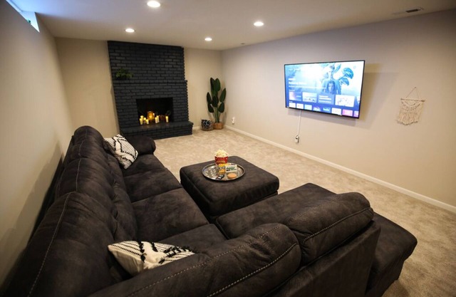 Cozy Spacious Home Near DT, Ski, Sled & Skate Parks