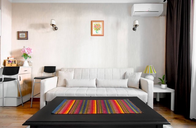 Cozy Stay: AC, Full Kitchen & Comfy Bed w/Dark Curtains