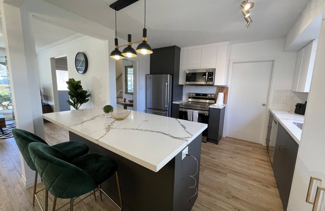 Cozy stay in Burlington's bungalow