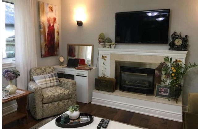 Cozy stay in the the Heart of Lorne Park.