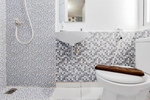 Cozy Stay Studio Apartment at Aeropolis Residence By Travelio