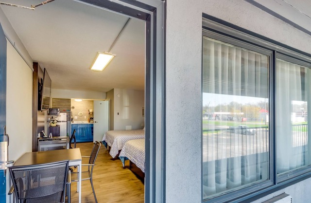 Cozy Studio at Envi Boutique Hotel ~ 3 Mi to Dtwn!
