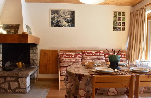 Cozy Studio for 4 in Méribel – Ski Nearby, Fireplace, Modern Amenities