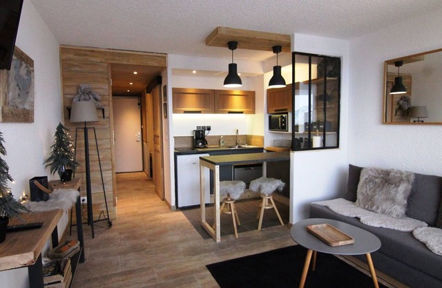 Cozy Studio for 4 with Ski Access, Private Balcony, and Parking in L'Alpe d'Huez