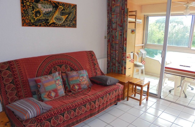 Cozy Studio for 4 with Pool, Parking, Near Beach & Shops