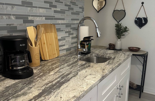 Cozy studio Tiny Nests in Tampa with WiFi, AC Family friendly-.Pet-Friendly