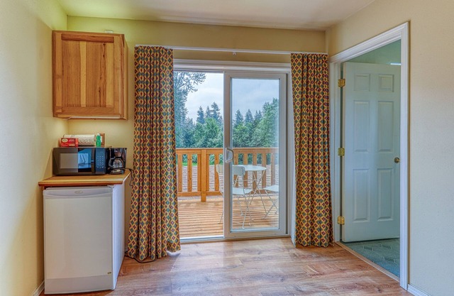 Cozy studio w/ a private entrance, free WiFi, Netflix, & furnished deck