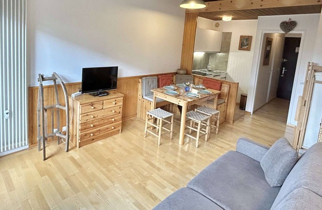 Cozy Studio with Alcove, Sleeps 4, Near Ski Lifts in Megève