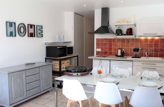Cozy Studio with Balcony, 30m from Ski Lifts and 50m from Shops - Sleeps 4