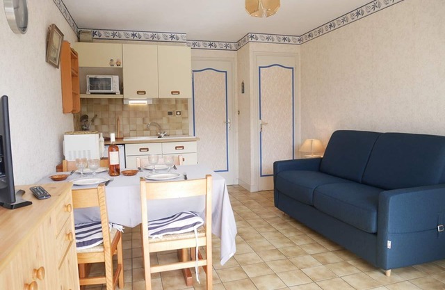 Cozy Studio with Private Garden, 50m from Beach, Parking Included