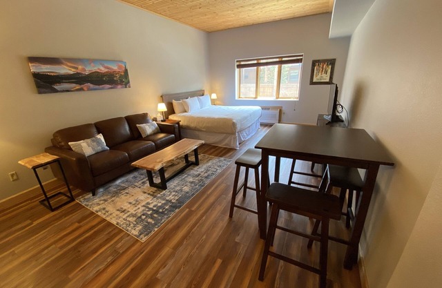 Cozy Studio with quick walk to winter activities.