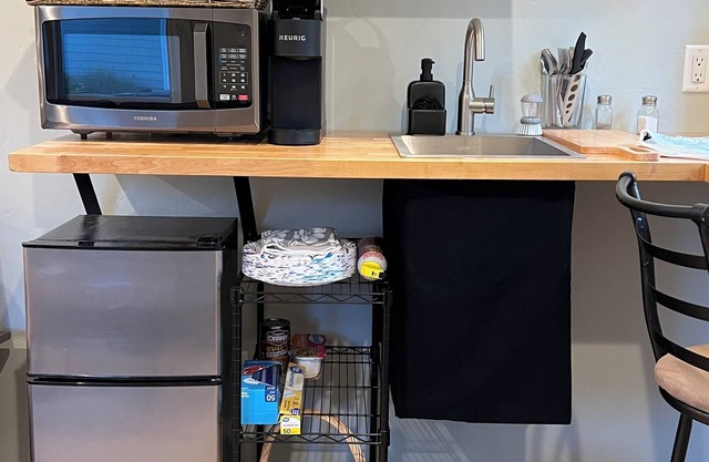 Cozy studio with WiFi and AC in charming Running Y Ranch Resort Klamath Falls