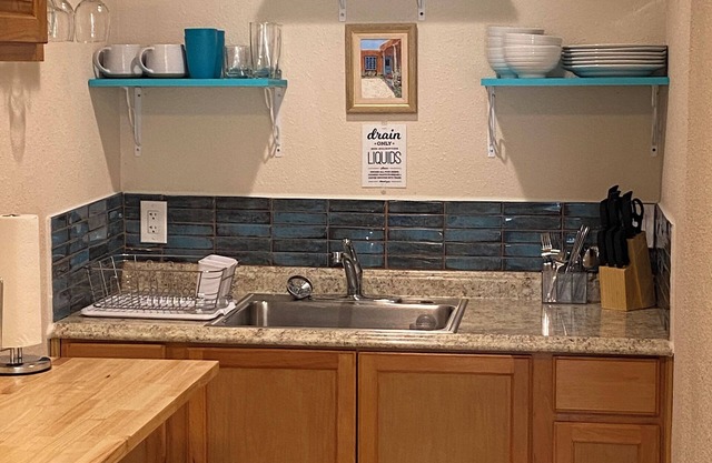 Cozy studio with WiFi and AC in welcoming Albuquerque