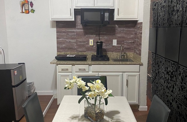 Cozy studio with WiFi and AC in peaceful Cypress