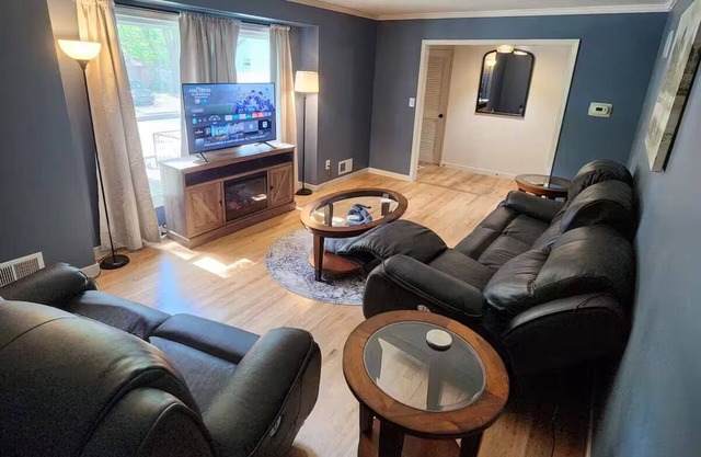 Cozy & Stylish~ 3BR Renovated Gem in Heart of Overland Park.