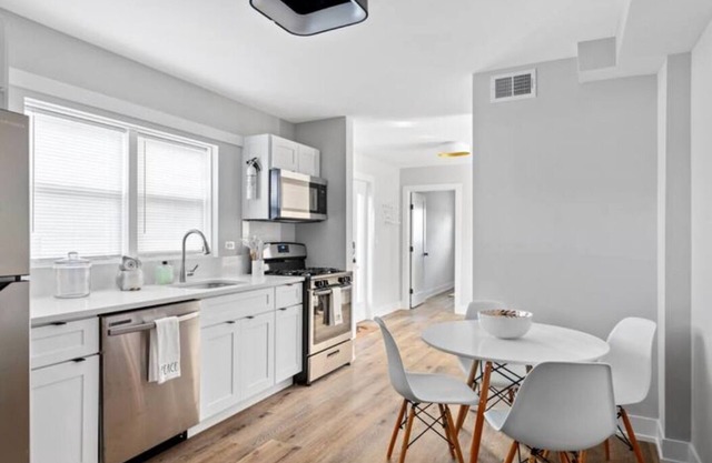 Cozy Suite, Newly Renovated in Berwyn/Forest Park Area