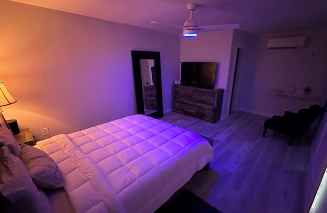Cozy suite with private entrance!Brand New! Ac,WiFi, soundbar,55' Tv and more!