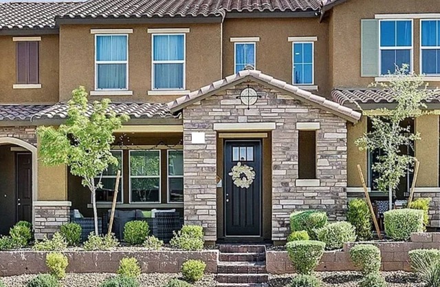 Cozy summer get away! Family-sized townhome only 15 minutes from The Strip.