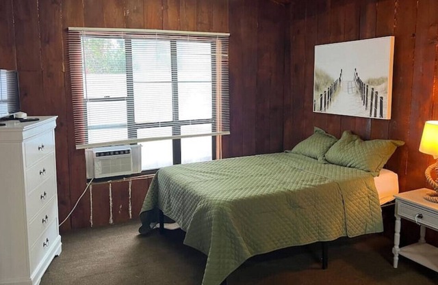 Cozy Tampa Bay Waterfront Guest House with Pool