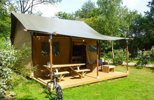 Cozy tent lodge with microwave, in a holiday park near three national parks