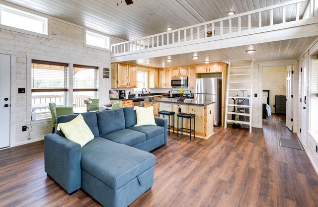 Cozy Texas Retreat w/ Covered Deck & Private Pond!