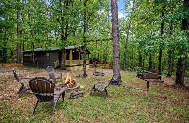 Cozy Tiny Cabin Retreat w/HotTub & flat top grill