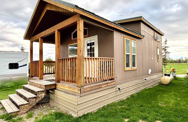 Cozy Tiny Home Cabin by Hot Springs, Zip Line, Golf!