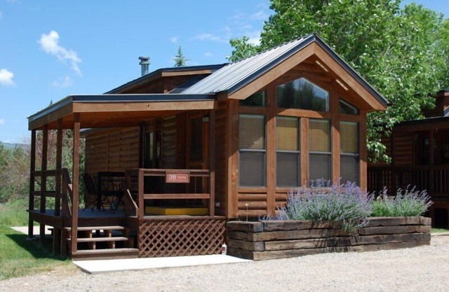 Cozy "Tiny Home" style Cabin Perfect for Couples and Families