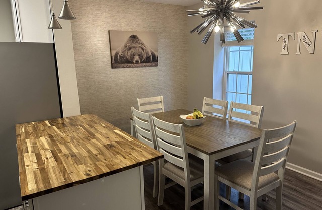 Cozy Townhome In Downtown Sevierville! Near Dlywod! Avoid Traffic :)