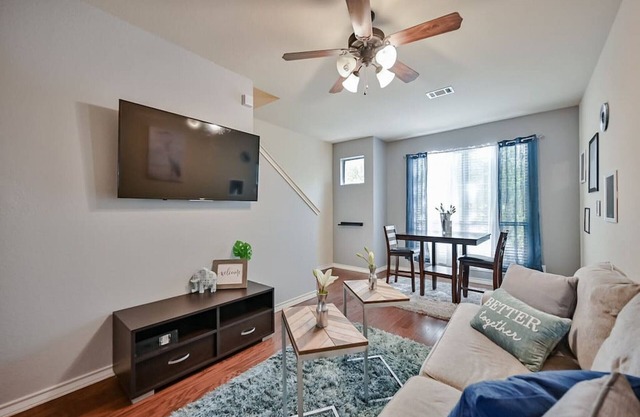 Cozy Townhome walk to UTA, Downtown, mins to AT&T