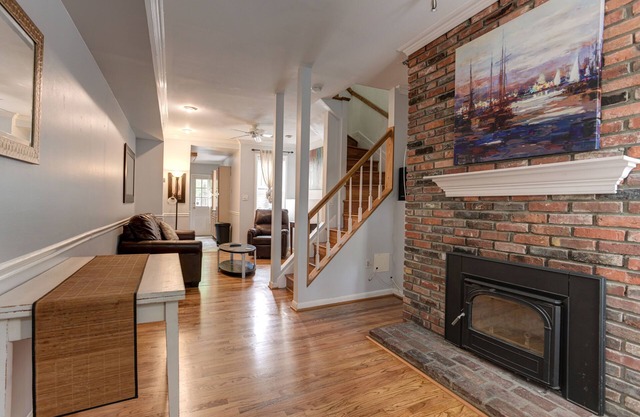 Cozy townhouse, steps to Camden Yards, Ravens, Convention Center