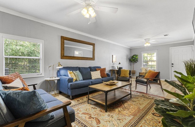 Cozy two bedroom duplex, free parking onsite, close to shopping