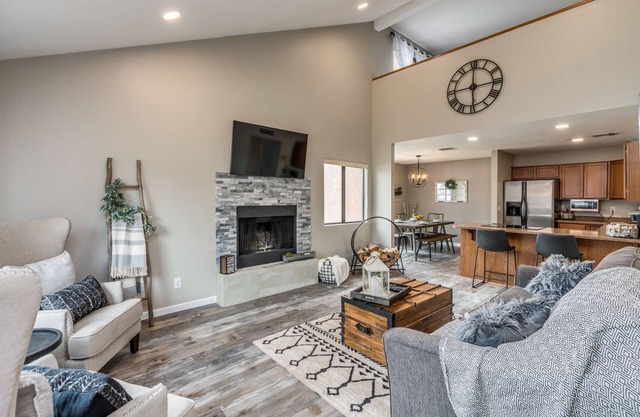 Cozy, Unique, Clean Condo walking distance from Sabino Canyon Tours!