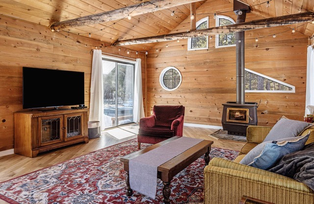 Cozy, Unique Geodesic Home in La Pine has Wood Stove, Private Deck, Hot Tub!